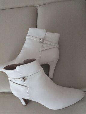 Life Stride White Ankle Booties with Low Heel Size 11 M